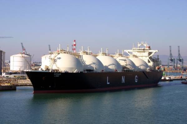 Πειραιάς: Στο τέλος του 2021 οι πρώτοι ανεφοδιασμοί με LNG