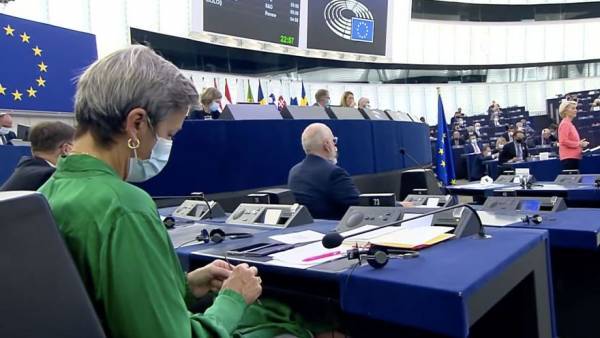 Ευρωβουλή: Βεστάγκερ και Γιόχανσον το έριξαν στο… πλέξιμο