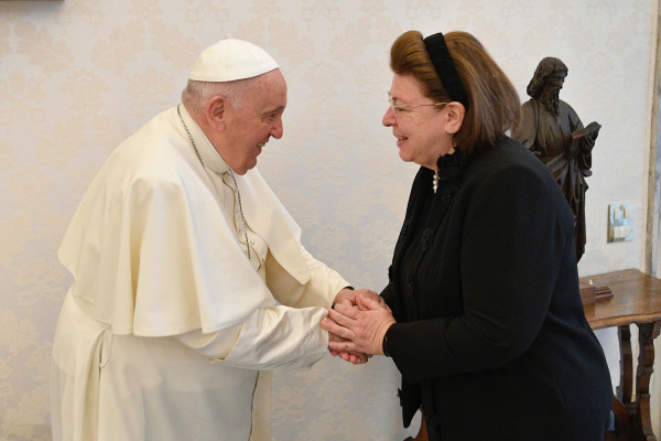 Συνάντηση Μενδώνη- Πάπα Φραγκίσκου: Το «ευχαριστώ» και το ιδιαίτερο δώρο