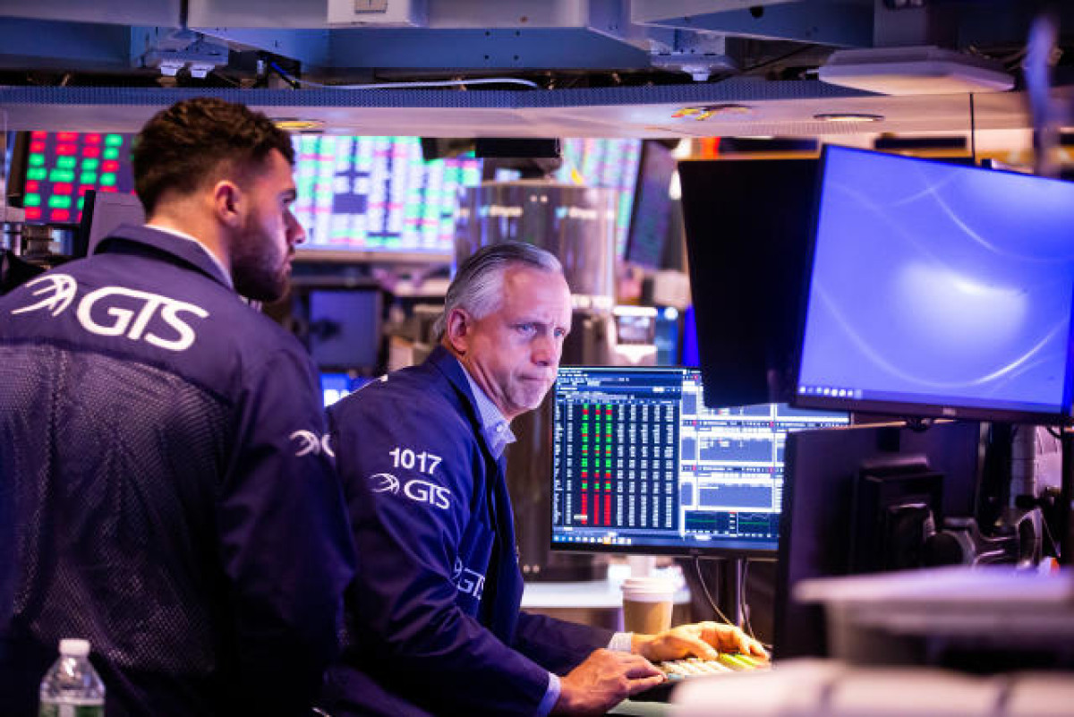Στο «κόκκινο» η Wall Street: Πιέσεις από τεχνολογία και λιανεμπόριο