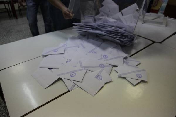 Εξάρχεια: Αναρχικοί άρπαξαν κάλπες-Θα επαναληφθούν οι εκλογές