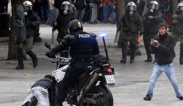 Ύποπτο πακέτο έξω από γραφείο του Ν. Δένδια στην Κέρκυρα