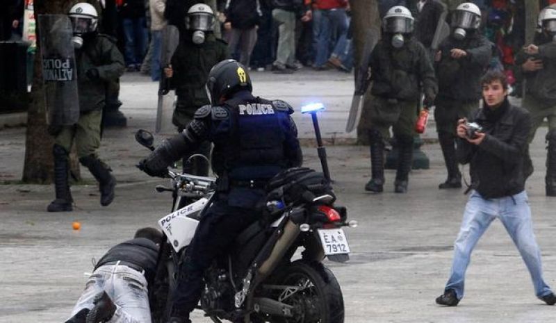 Ύποπτο πακέτο έξω από γραφείο του Ν. Δένδια στην Κέρκυρα