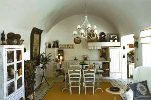 Finikia Residence: Μια αναπαλαιωμένη «κάναβα» στη Σαντορίνη στα Aria Hotels