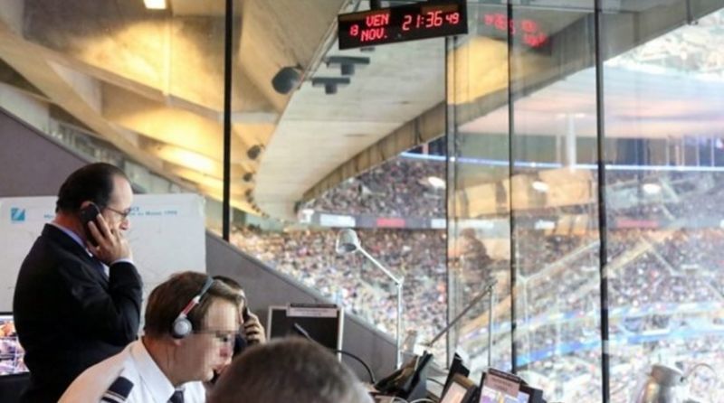 Εικόνα ντοκουμέντο: Ο Ολάντ ενημερώνεται για το χτύπημα