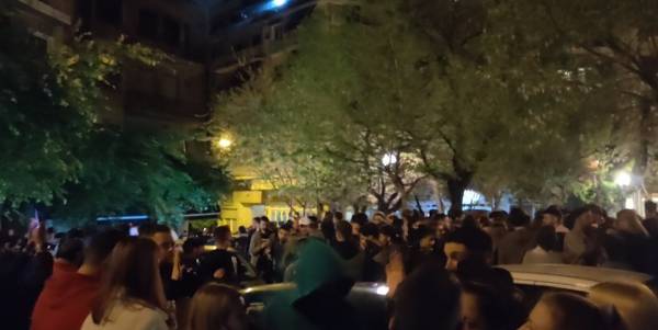 «Χαμός» σε πλατεία της Κυψέλης- Εκατοντάδες άτομα σε «κορονο-πάρτι»