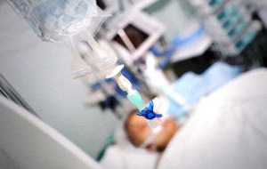 Διασωληνωμένο 4χρονο αγοράκι που ξυλοκοπήθηκε από τον πατριό του