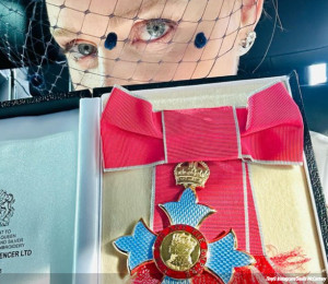 Stella McCartney: Η σχεδιάστρια τιμήθηκε από τον βασιλιά Κάρολο για την προσφορά της στη μόδα και τη βιωσιμότητα