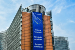 Κομισιόν: Απογοήτευση από τη εξαγγελία Τραμπ για δασμούς στον χάλυβα