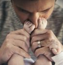 Γιατί οι μπαμπάδες πρέπει να ασχολούνται με τη φροντίδα των παιδιών (και να αλλάζουν και πάνες);