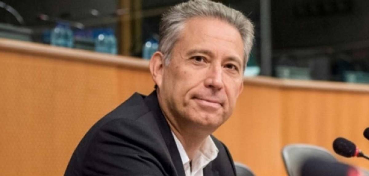 Χρυσόγονος:Νόμιμη αργία ή διαθεσιμότητα μη εμβολιασμένων έως το «τείχος ανοσίας»