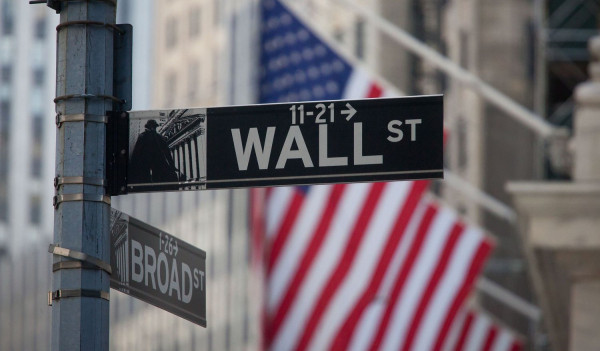 Wall Street: Στα «πράσινα», αλλά με τον S&amp;P 500 «πληγωμένο»
