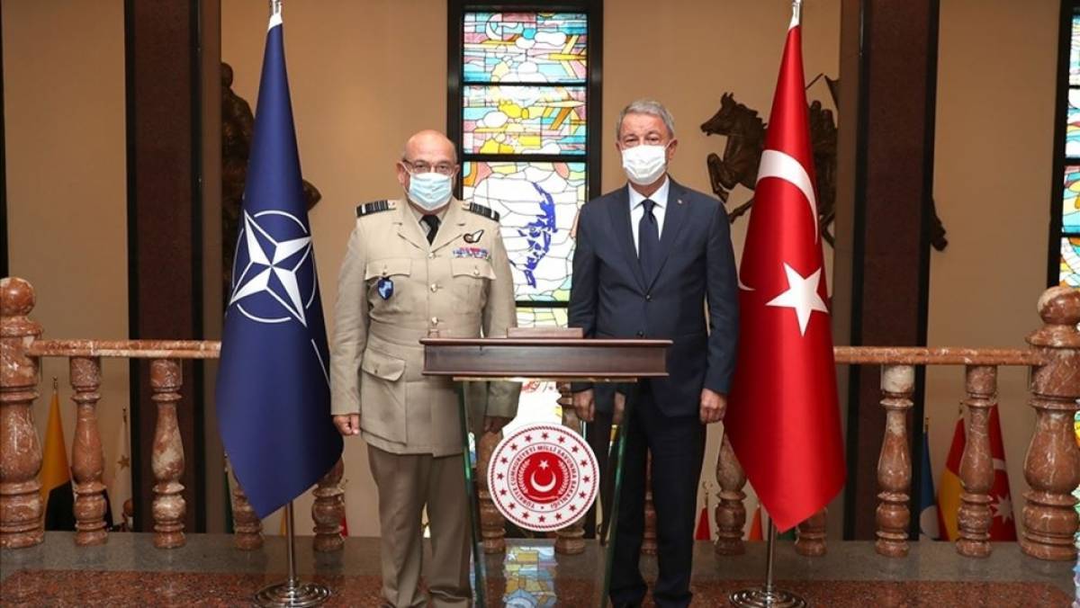 Τον πρόεδρο της στρατιωτικής επιτροπής του ΝΑΤΟ συνάντησε ο Ακάρ