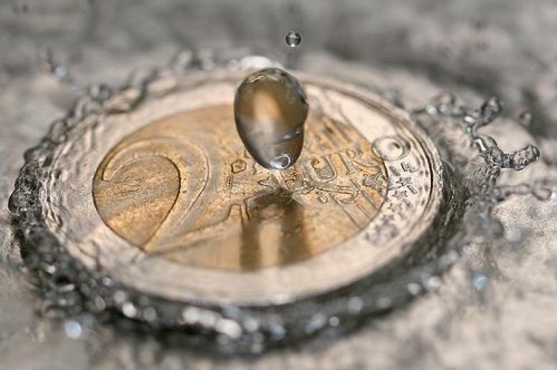Επίθεση στο ευρώ, στο 1,3072 - Καταρρέoυν Χ.Α., Μαδρίτη - Στις 587 μ.β. το ελληνικό spread