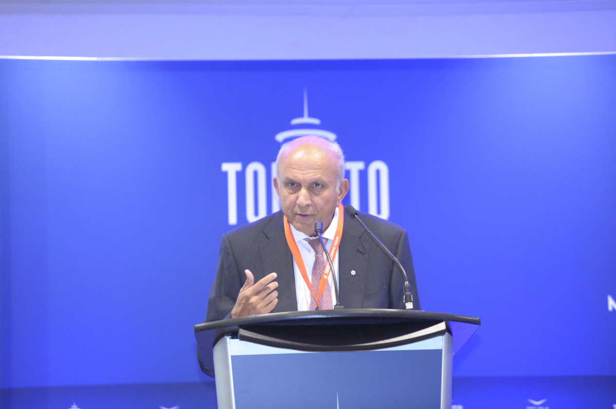 Prem Watsa στο Οικονομικό Φόρουμ Τορόντο: Επανεκλογή Μητσοτάκη για επενδύσεις
