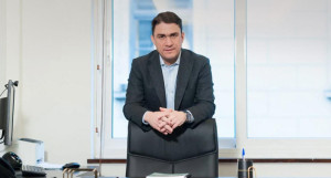 Τσουκαλάς: Η κυβέρνηση αντί να μετρά τα σκάνδαλα, θα έπρεπε να απολογηθεί για την εικόνα παρακμής