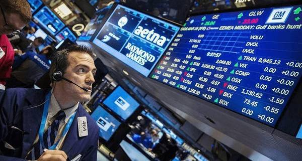 Διορθωτικές κινήσεις στη Wall Street παρά τα θετικά μάκρο