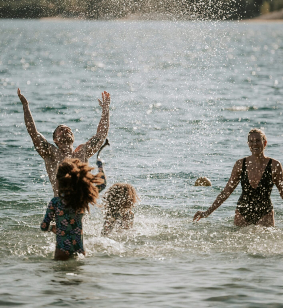 Από το πάρκο στο… κλειστό δωμάτιο: Γιατί δεν πρέπει να νιώθουμε ενοχές για το ήσυχο καλοκαίρι των εφήβων μας