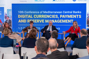 Παπακωνσταντίνου (ΤτΕ): Οι γεωπολιτικοί κίνδυνοι αλλάζουν το τοπίο των διασυνοριακών πληρωμών