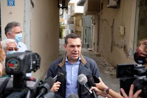 Τσίπρας από Αρκαλοχώρι: Να μην ερημώσουν οι σεισμόπληκτες περιοχές
