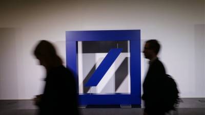 Όταν ανακοίνωναν απολύσεις στη Deutsche Bank, στελέχη έραβαν κοστούμια 1.300€