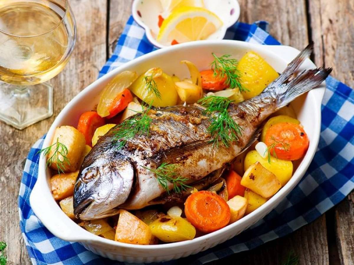Ψάρι στη γάστρα με λαχανικά