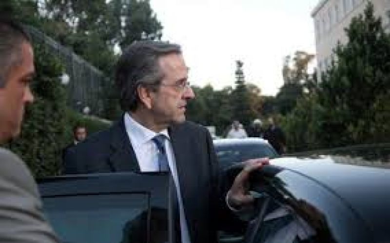 Μαξίμου: «Πάμε διακοπές» με ανοικτά κινητά και με «πολιτικό» μασάζ