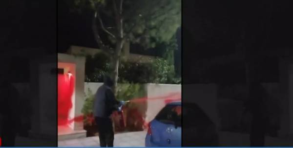 O Ρουβίκωνας πέταξε μπογιές στο σπίτι του Γεραπετρίτη