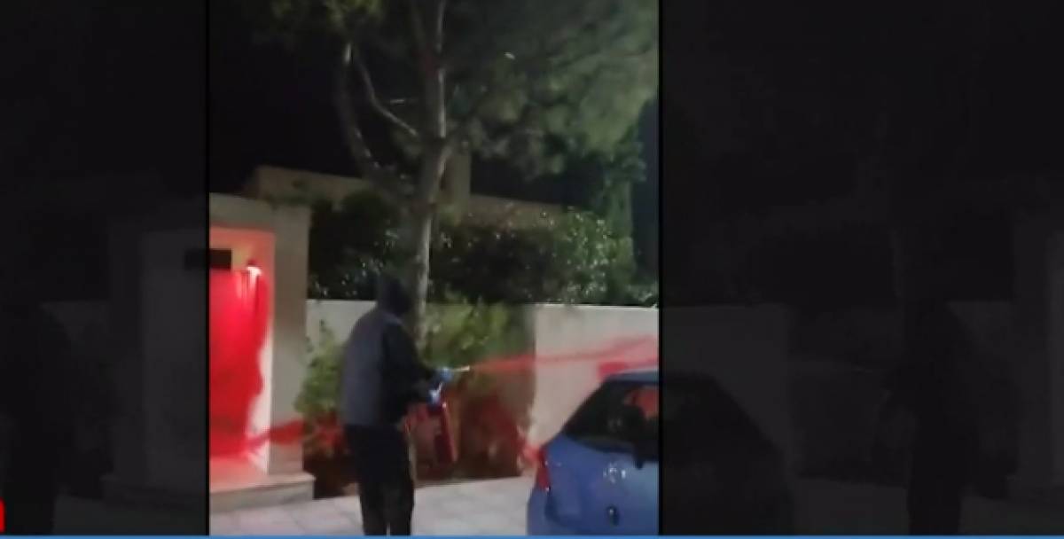 O Ρουβίκωνας πέταξε μπογιές στο σπίτι του Γεραπετρίτη
