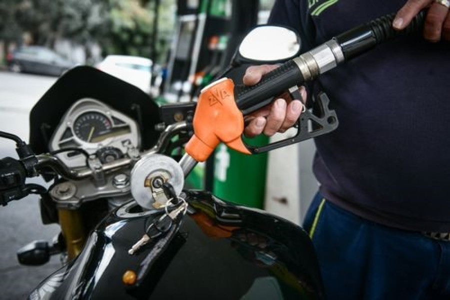 Ομοσπονδία Βενζινοπωλών:Όχι βενζίνη αν δεν φοράς κράνος, αλλά χωρίς πρόστιμα