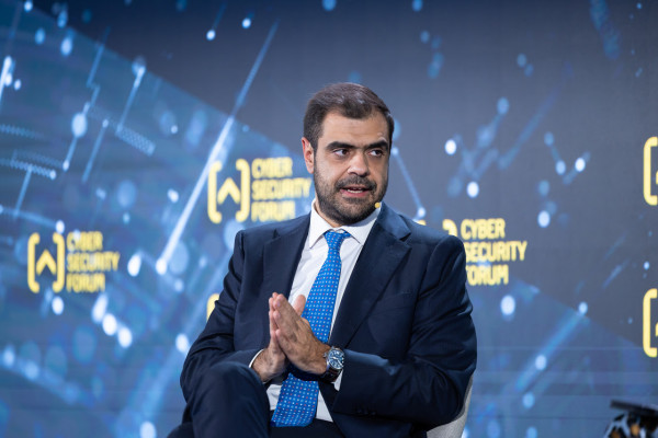 Μαρινάκης: Ταυτοποίηση χρηστών στο διαδίκτυο και ειδική σήμανση για περιεχόμενο AI