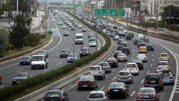 Πηγές ΥΠΟΙΚ: Αδειάζουν τον Μαυραγάνη για αλλαγές στα τέλη κυκλοφορίας