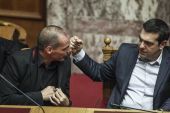 Στη Βουλή ο Τσίπρας για Βαρουφάκη και Δραχμή