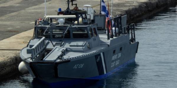 Στα Σφακιά οδηγήθηκε ιστιοφόρο με 59 μετανάστες- Δύο συλλήψεις