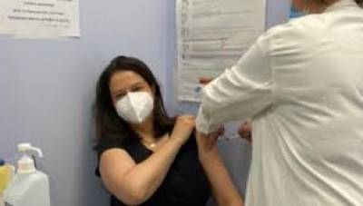 Εμβολιάστηκε η Κεραμέως: Eυγνωμοσύνη για επιστήμονες και υγειονομικούς