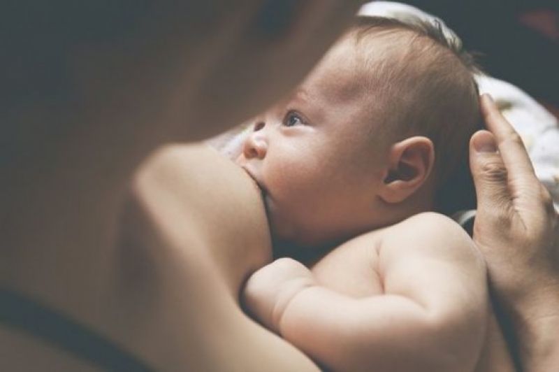 Πόσο γάλα πίνει το μωρό τις πρώτες του ημέρες;