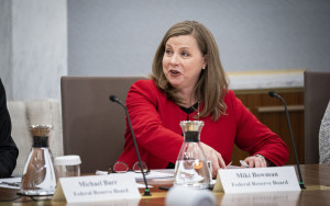 Bowman (Fed): Είναι πολύ νωρίς για μειώσεις των επιτοκίων