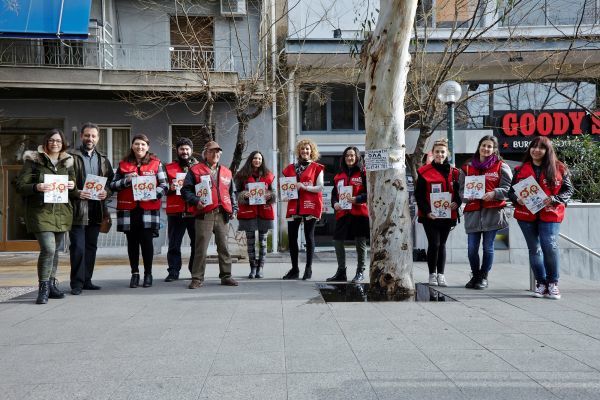 Εργαζόμενοι της INTERAMERICAN εθελοντές πωλητές του περιοδικού δρόμου «σχεδία»