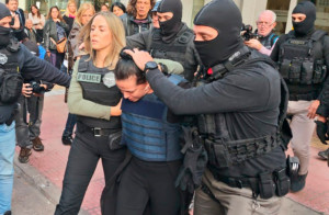 Σαλαμίνα: Προφυλακιστέα η 46χρονη για τη δολοφονία της 75χρονης - Ισχυρίζεται ότι δεν θυμάται τίποτα