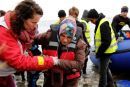 Reuters: Οι χτυπημένοι από τη λιτότητα Έλληνες ταΐζουν τους πρόσφυγες