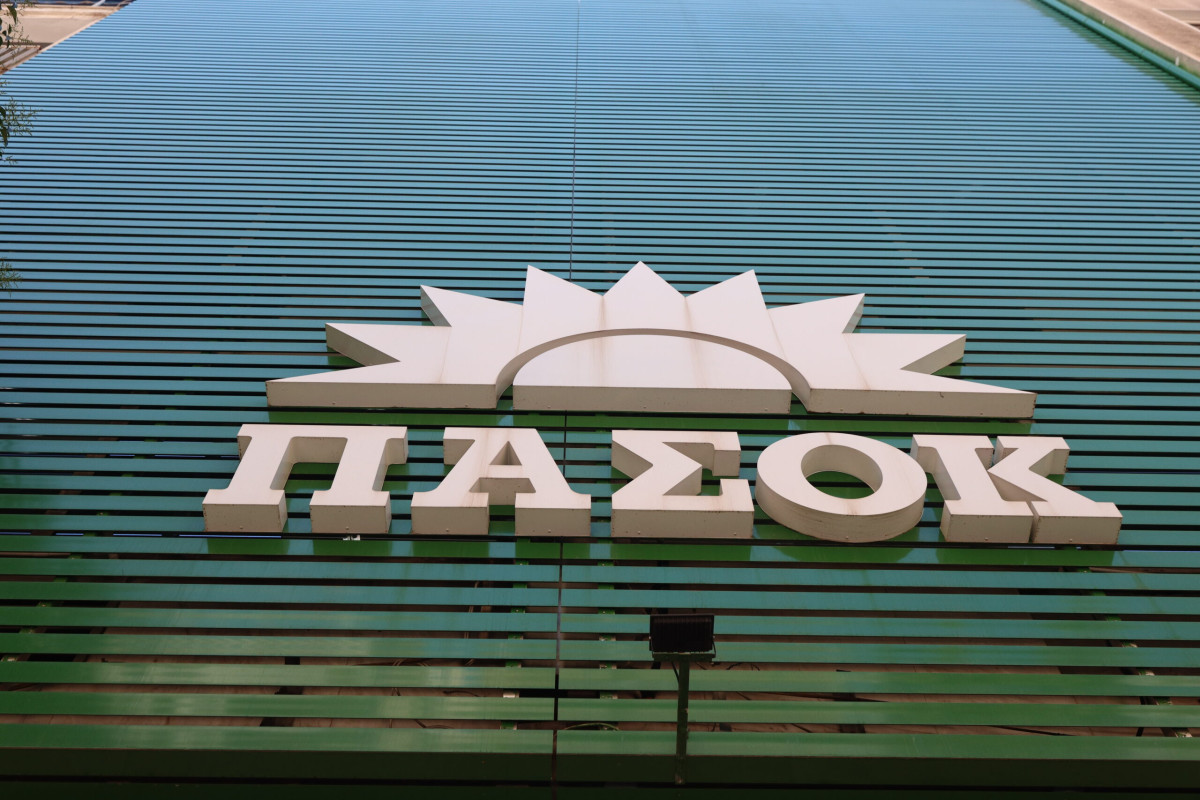 ΠΑΣΟΚ: Γιατί το Μαξίμου αποποιείται την κουμπαριά με τον «Φραπέ»; - Τι φοβάται;