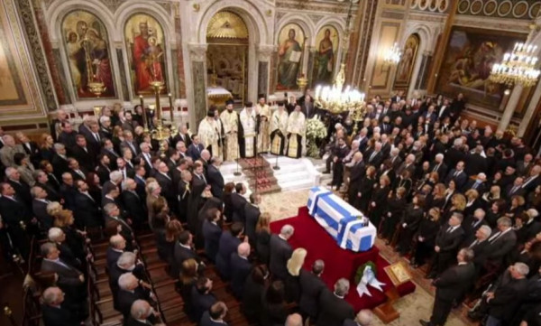 Οι ηχηρές απουσίες από την κηδεία του Σημίτη