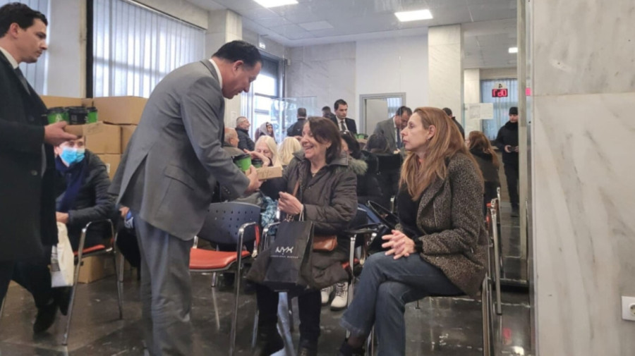 Άλλο το πρόβλημα με τα φαρμακεία, άλλο το σόου του Άδωνη