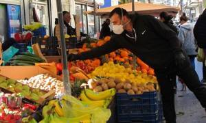 Κορoνοϊός: Υποχρεωτικά όλοι με μάσκα στις λαϊκές αγορές
