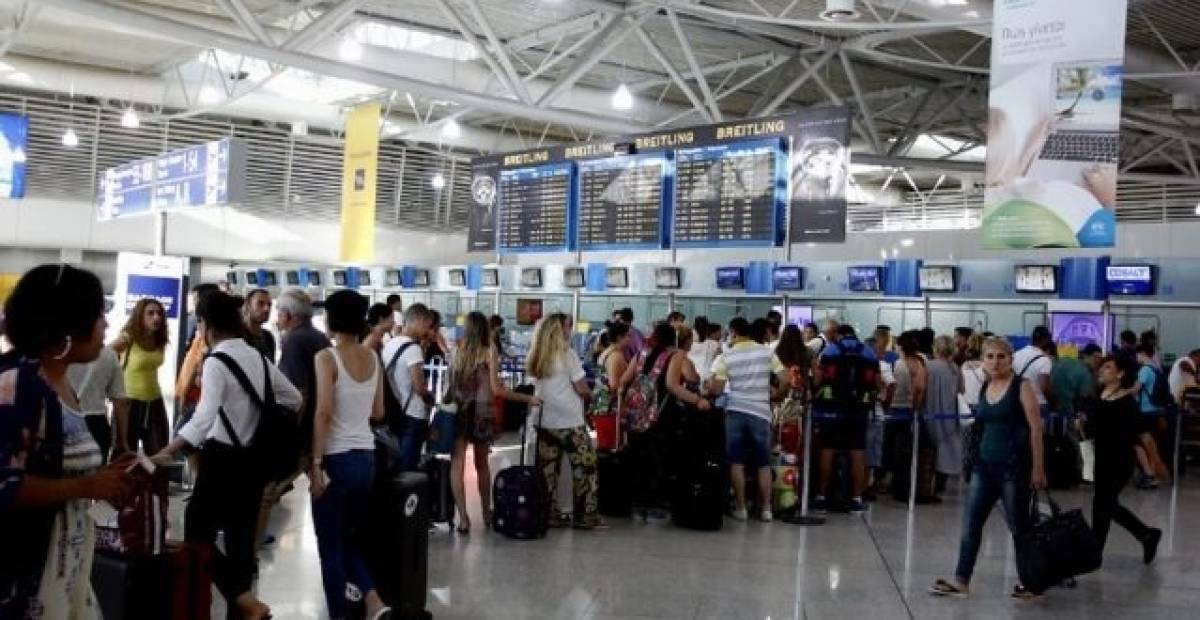 Τουρισμός: Οι αντίθετες πορείες εσόδων – αεροπορικών αφίξεων στη Αθήνα