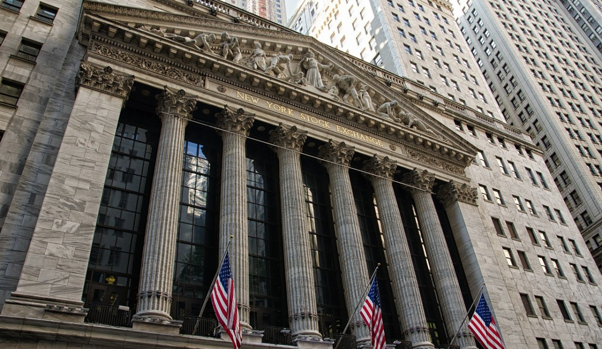 Wall Street: Συγκρατημένα κέρδη μετά την απρόσμενη επιβράδυνση του πληθωρισμού