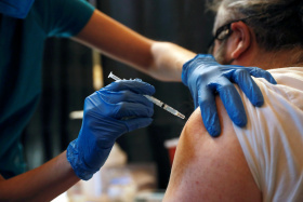 FDA: Ενέκρινε 4η δόση εμβολίου για τους άνω των 50