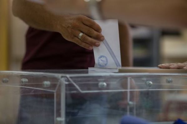 Metron Analysis: Στις 13 μονάδες η «ψαλίδα» μεταξύ ΝΔ-ΣΥΡΙΖΑ