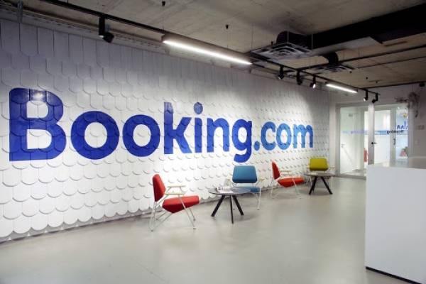 Booking: «Κόβει» το 25% των θέσεων εργασίας