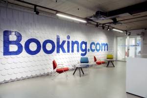 Booking: «Κόβει» το 25% των θέσεων εργασίας